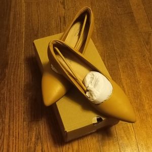 NWT Clarks Women's 12 Beige Kitten Heel Pumps